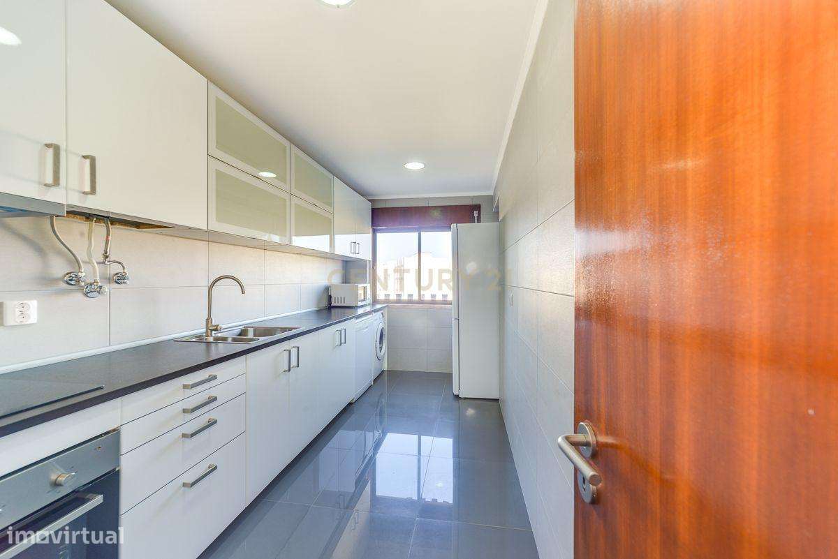 Apartamento T2 com 75 m², situado numa zona central e muito procurada-12