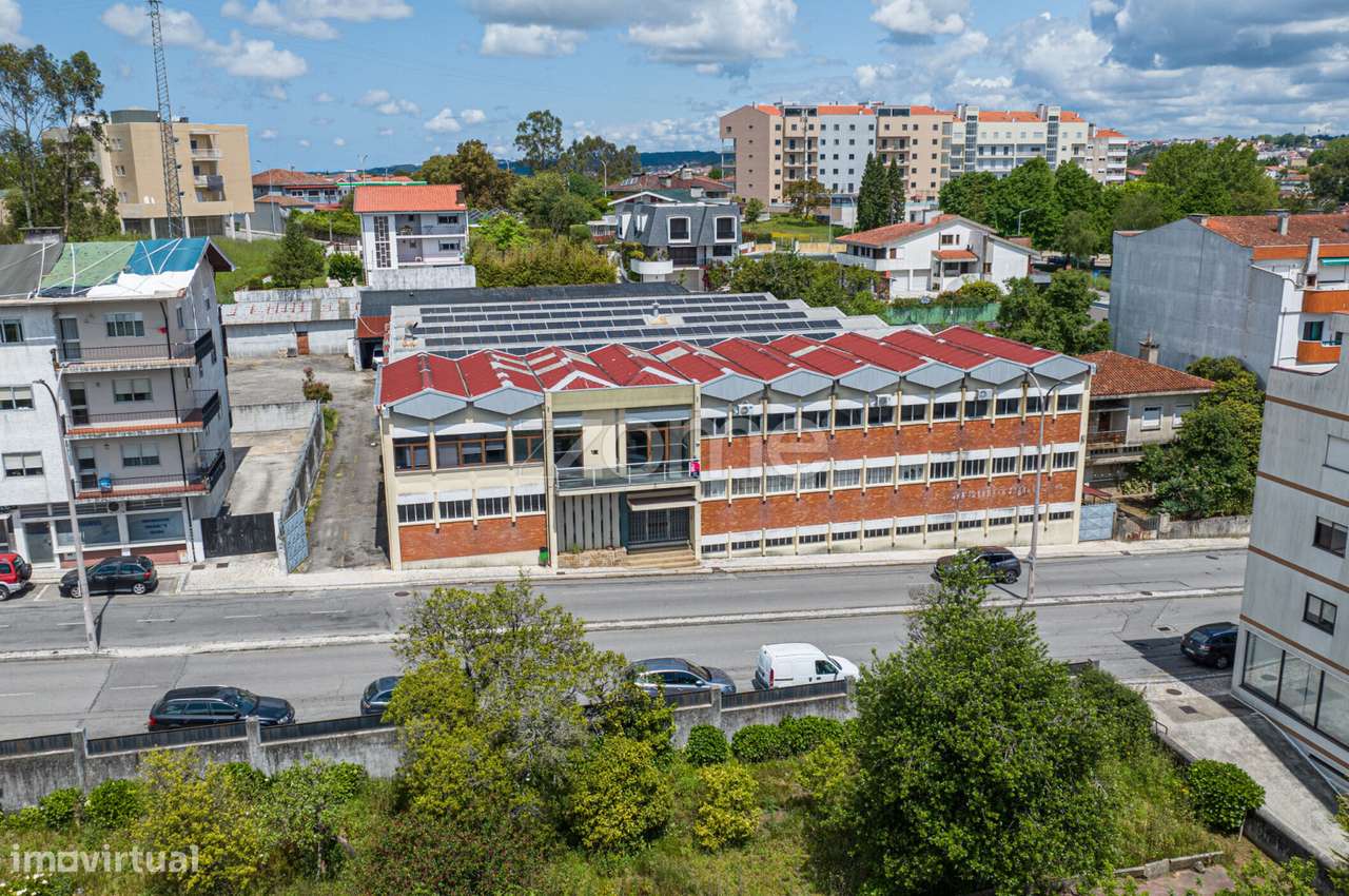 Armazém e terreno ao centro de São João da Madeira - Grande imagem: 4/59
