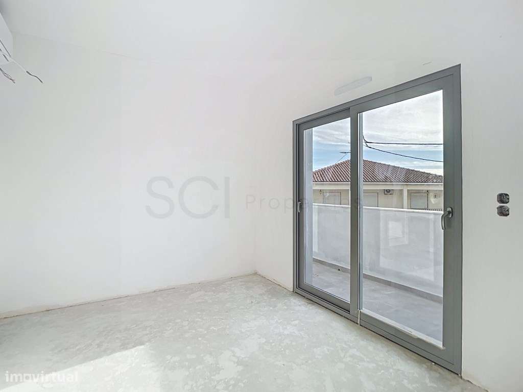 Apartamento T3 duplex, com varandas, na Quinta do Conde-30