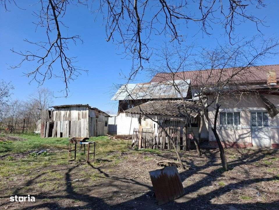 Vanzare teren + casa batraneasca in Racari, la DN71-8