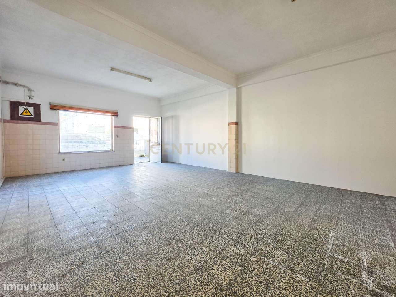 Moradia isolada + duas lojas comerciais na Quinta do Conde, Sesimbra-26