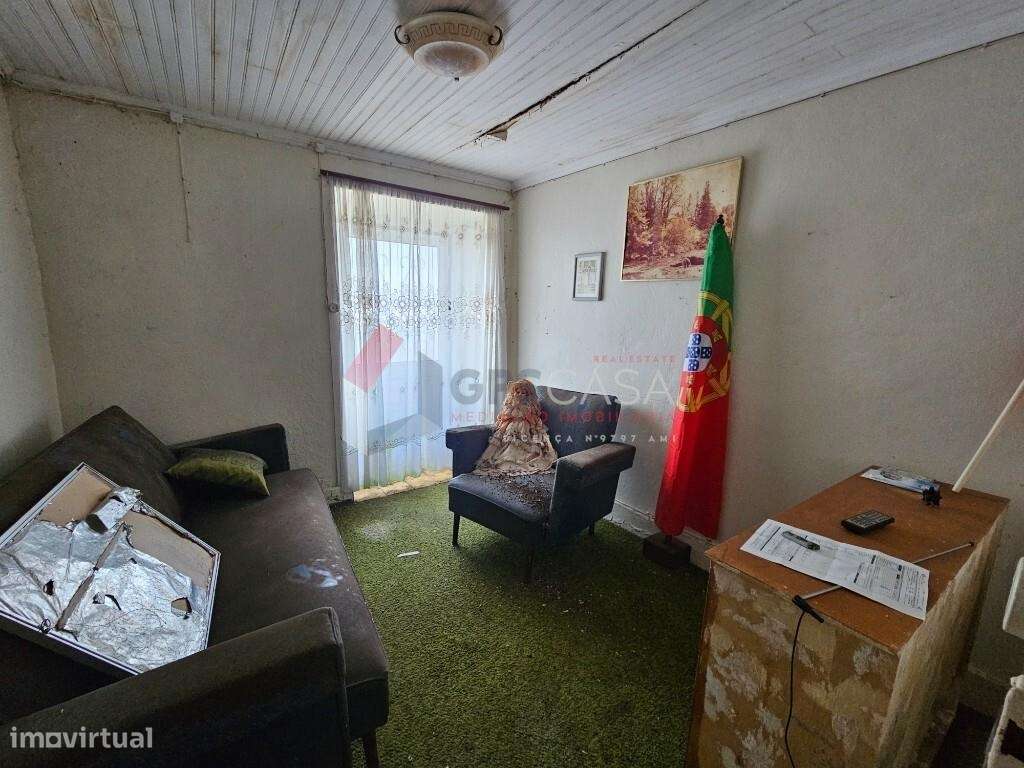 Moradia T2 para recuperar – Próxima do centro da Praia da Vitória-5