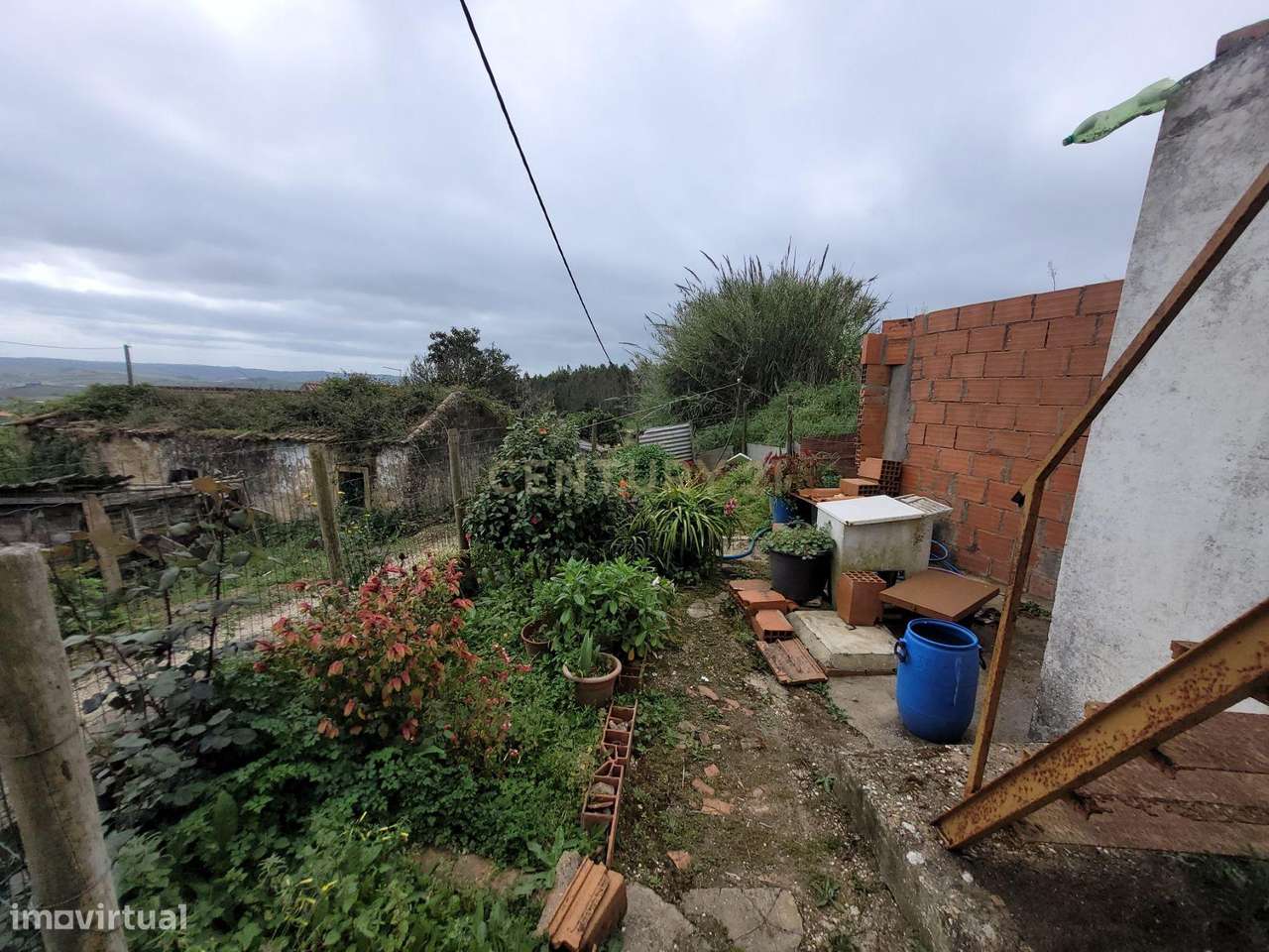 Moradia T2 isolada remodelada com jardim em Alenquer - Casais Brancos-17
