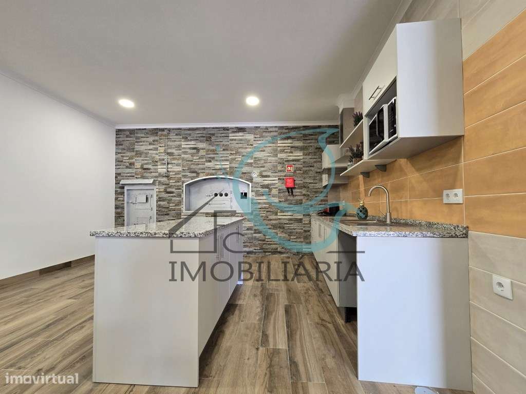 EXCLUSIVO - Excelente moradia de 2 pisos, com licença AL-12