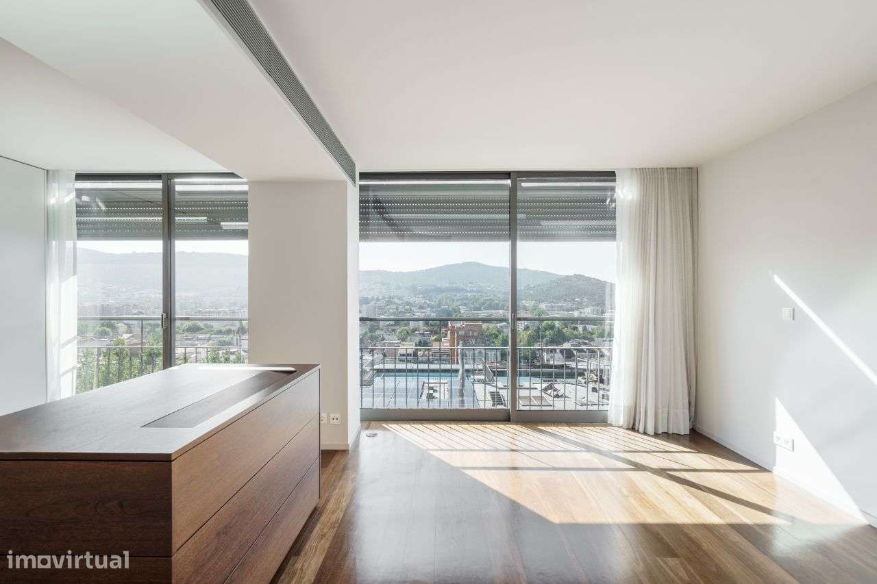 Penthouse Luxuosa com Piscina e Vistas 360º no Coração de Braga-34