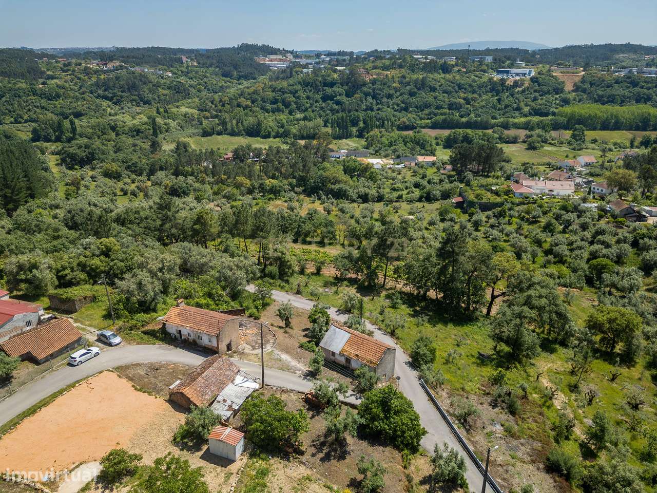 Conjunto de duas moradias para restauro e uma ruina para arrumos. - Grande imagem: 4/27