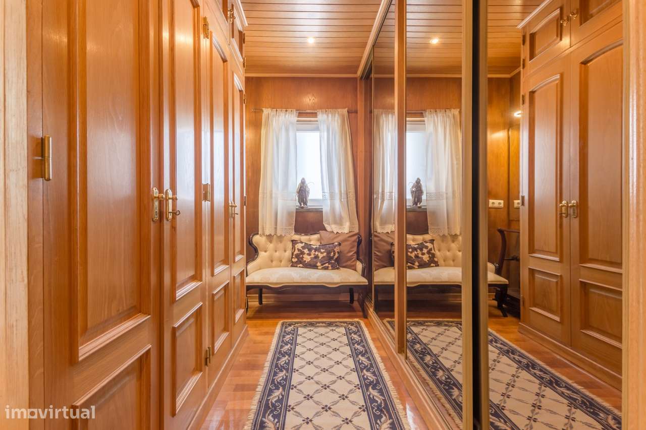 Moradia t4 geminada com piscina , cave ampla - Grande imagem: 2/37