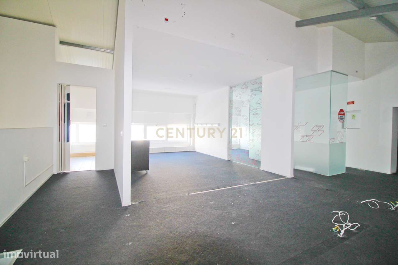 Armazém transformado em loja na zona ribeirinha de Portimão - Grande imagem: 2/24