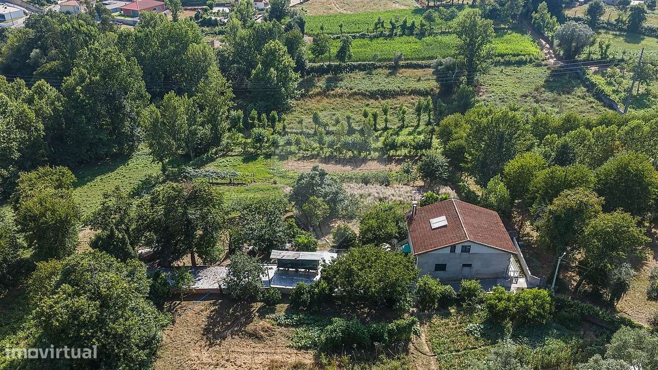Moradia T4 com Terreno e Árvores de Fruto em Moure, Vila Verde-44