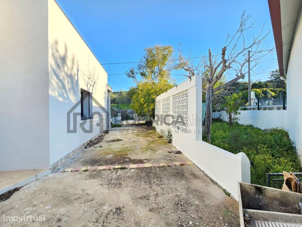 Moradia V3 renovada, com logradouro e anexo-21