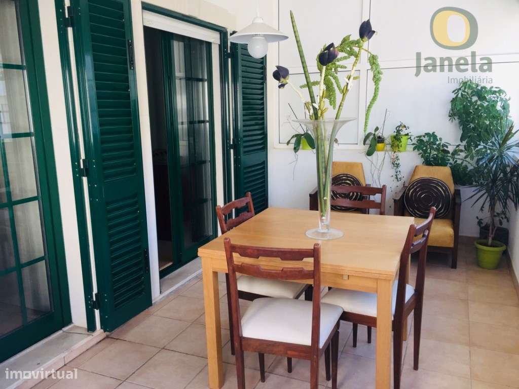 T2 com box e arrecadação, no centro de Faro, varandas-0