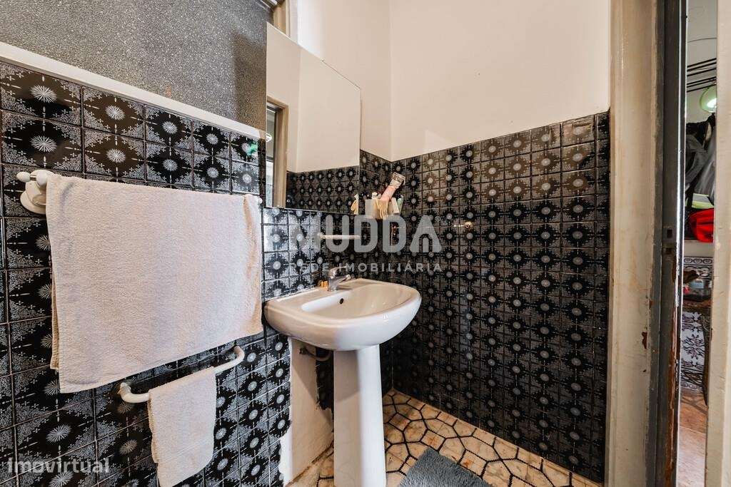Excelente oportunidade no centro da Amadora: Apartamento T2 com locali-8