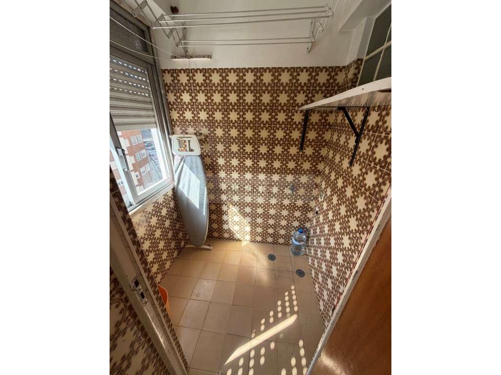 Vende-se T2 com arrecadação na Codivel, perto metro de Odivelas.-4