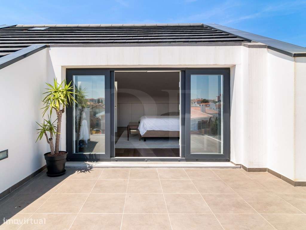 Moradia de luxo T4 no Murtal com piscina aquecida e rooftop panorâmico-22