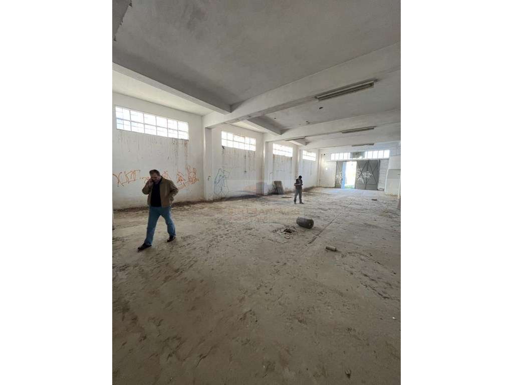 Armazém com 1.568m2 Para Arrendamento a 4km do Aeroporto! 
ATENÇÃO... - Grande imagem: 4/22