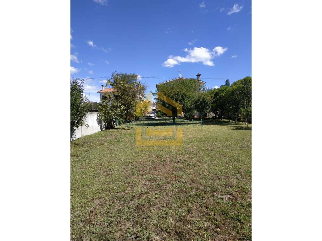 Moradia T4 de 4 Frentes Renovada inserida num lote de 1450m2 | Laún...-47