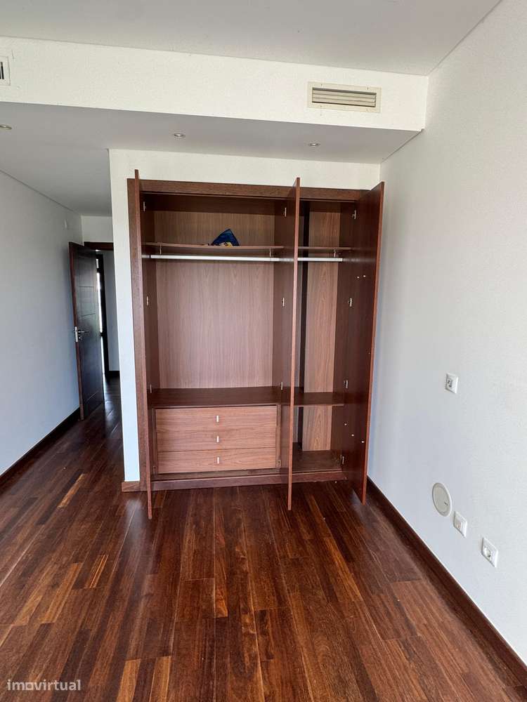 T4 com varanda, garagem e acessibilidade, 195m²-31