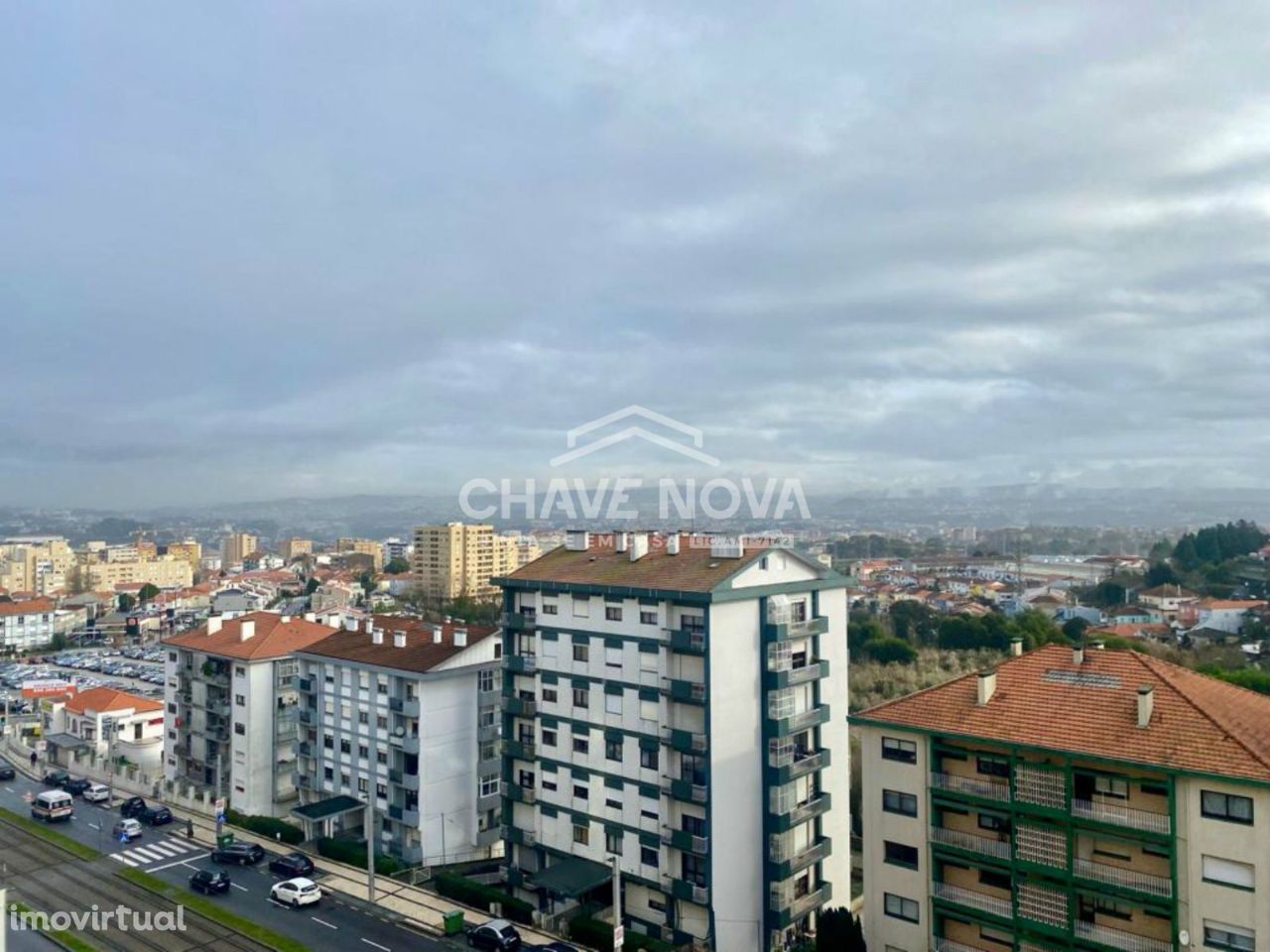 Apartamento T5, centro de Gaia, junto ao metro, c/ garagem e varandas.