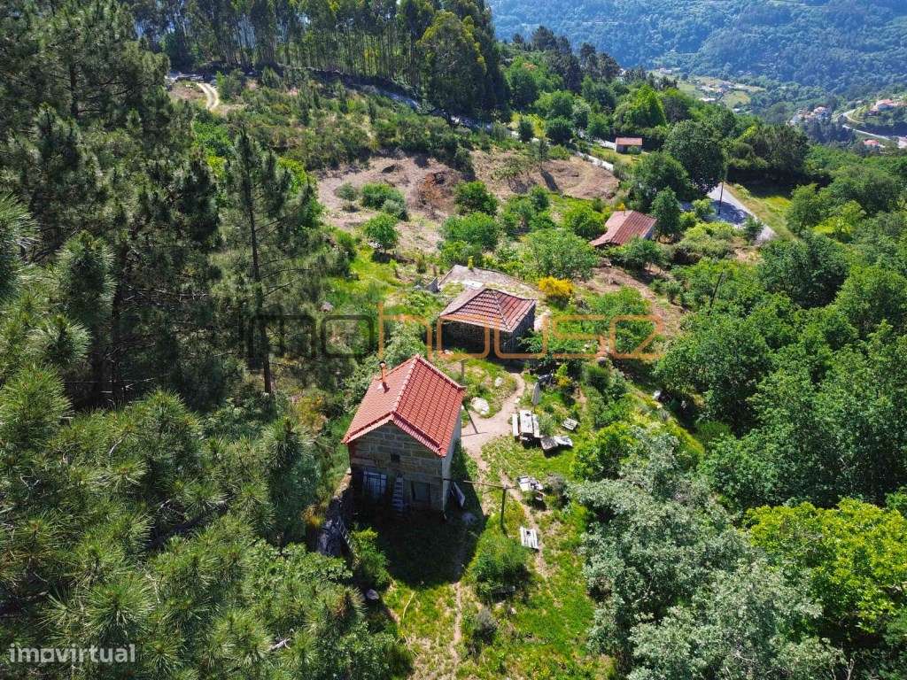 Quinta 2,6ha - Vista panorâmica e várias edificações-3