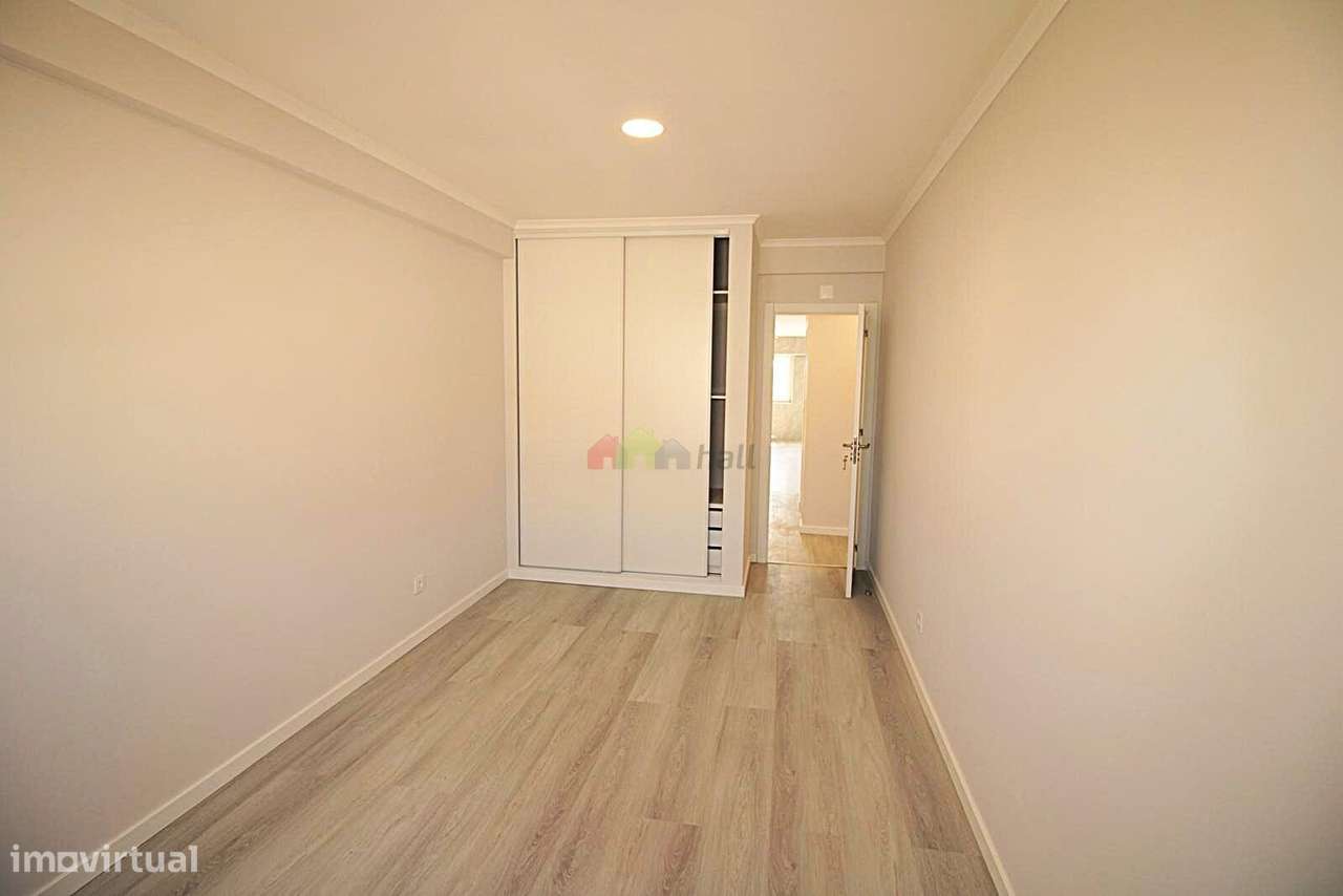 Apartamento T4, 3º andar, Totalmente Remodelado na Amora-23