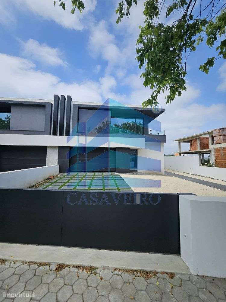 Moradia T4 Geminada em Santa Joana-7