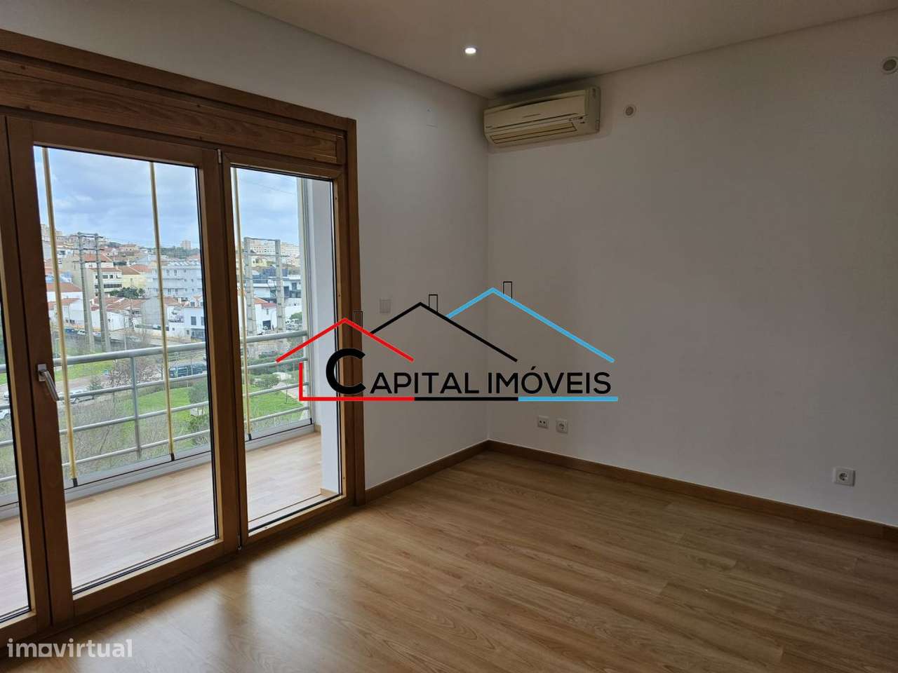 T3 com 4 Parqueamentos e Vista Desafogada-12