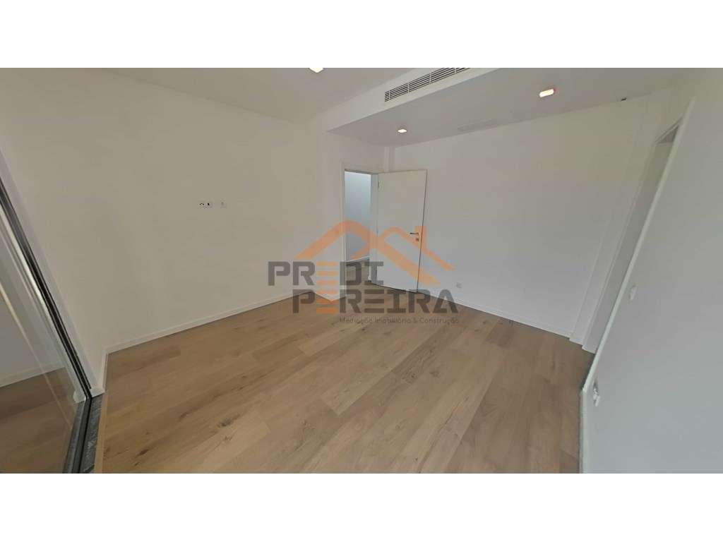 Moradia T4 em condomínio privado com piscina, no Fanqueiro em Loures-29