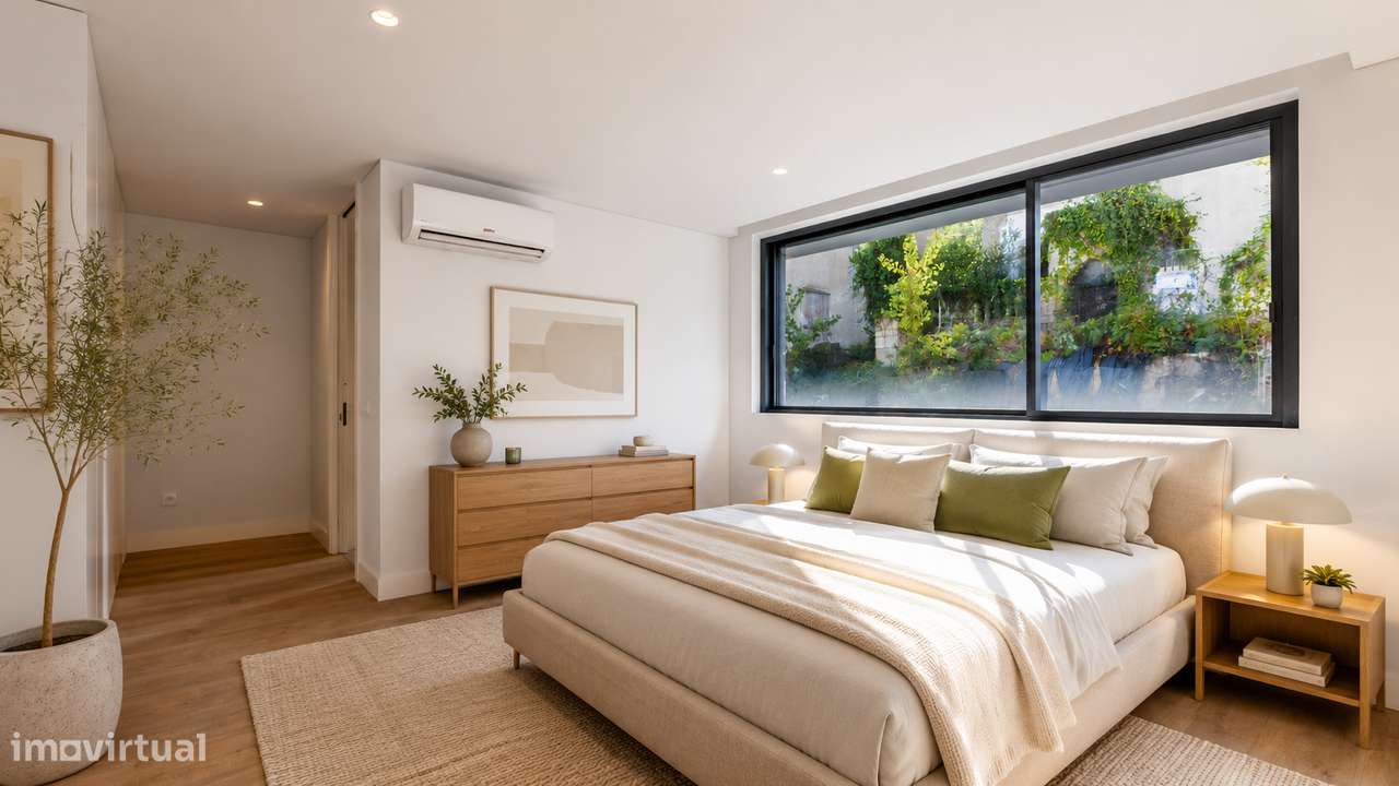 Moradia Geminada T3+1 com Jardim e Três Frentes na Boavista-6