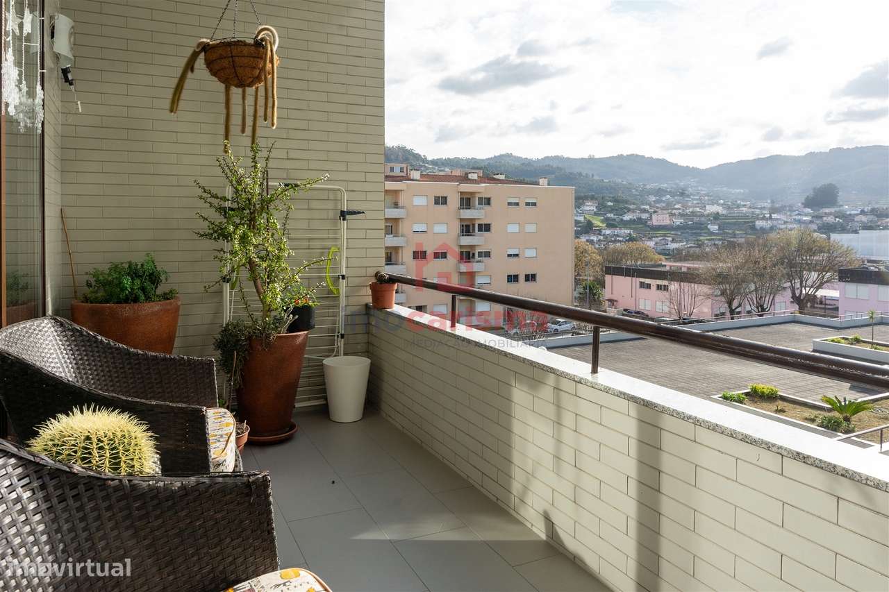 Apartamento T4 transformado em T3 no centro de Vila das Aves, Santo Ti-8