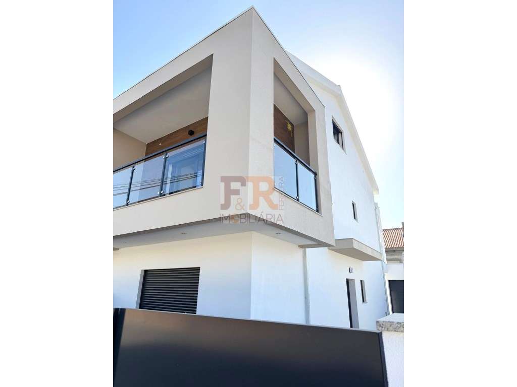 Moradia Geminada Gaveto T3 com Garagem Quinta do Conde-48