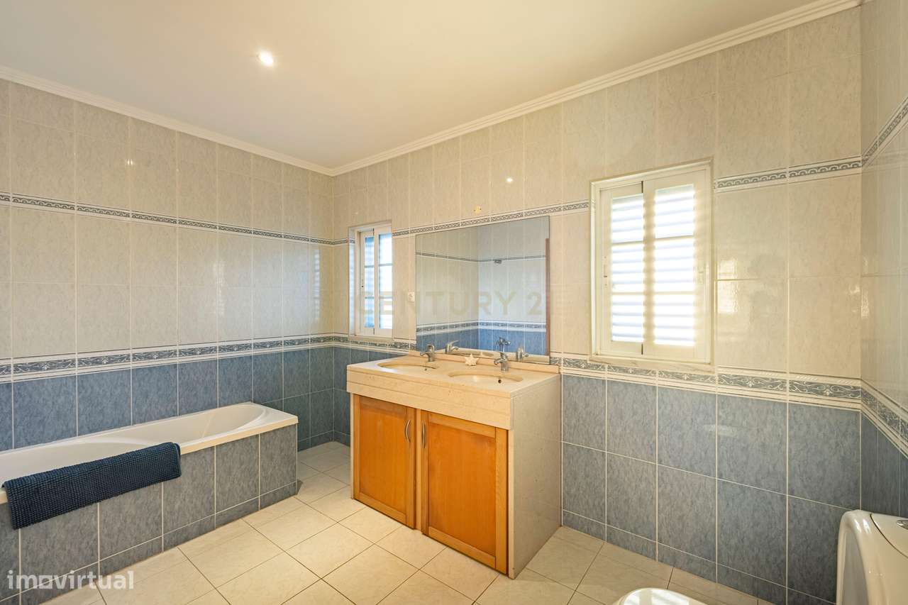 Espaço, conforto e qualidade — Moradia T4 no Vale da Rosa-22