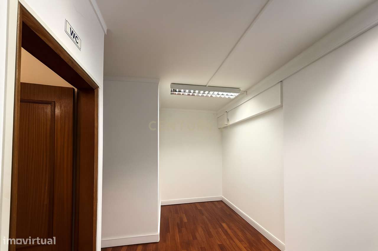 Escritório Parcialmente Remodelado no Centro de Torres Vedras – Pronto - Grande imagem: 5/8
