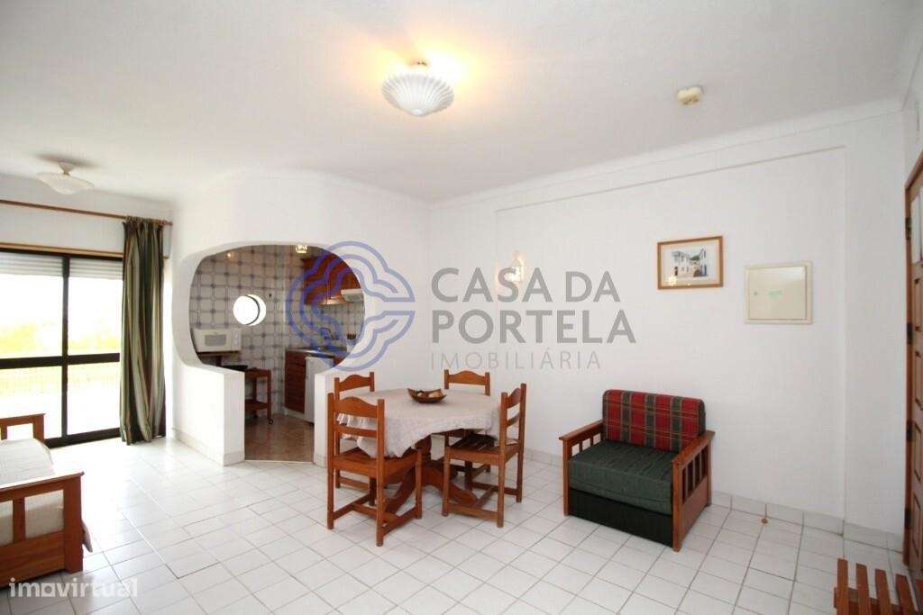 T1 com piscinas, varanda e elevador, perto de todas as comodidades. Id - Grande imagem: 4/22