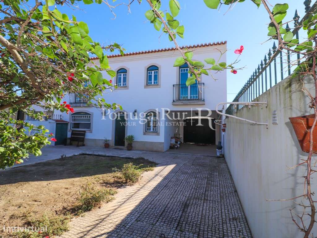 Elegante Moradia T4 com Jardim e Anexos em Alpiarça-21