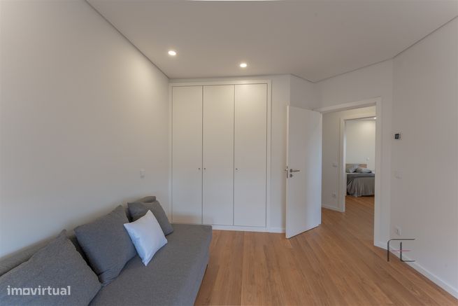 Apartamento T3 como novo, 2 lugares de garagem e 2 arrecadações, Esmor-17