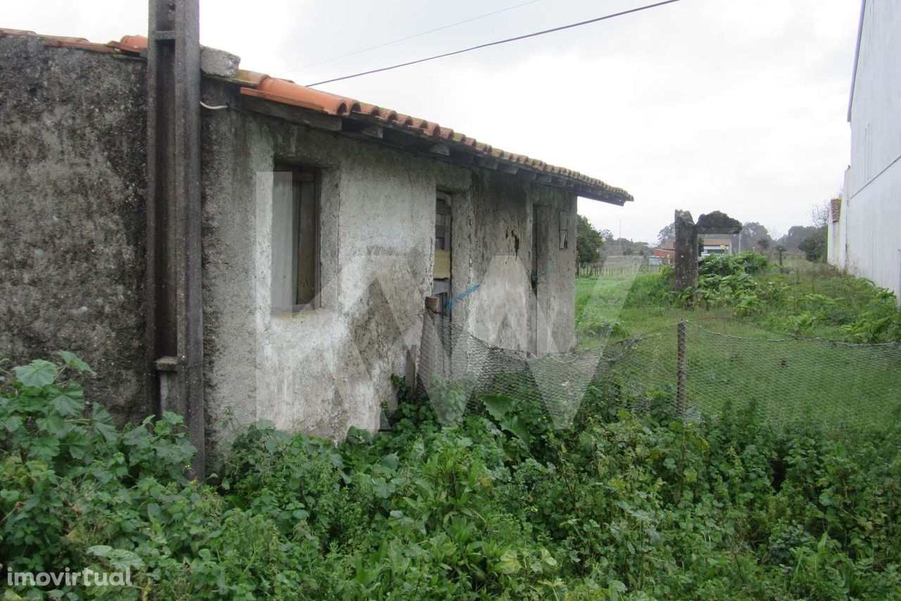 Terreno para construção com casa em ruínas e duas frentes