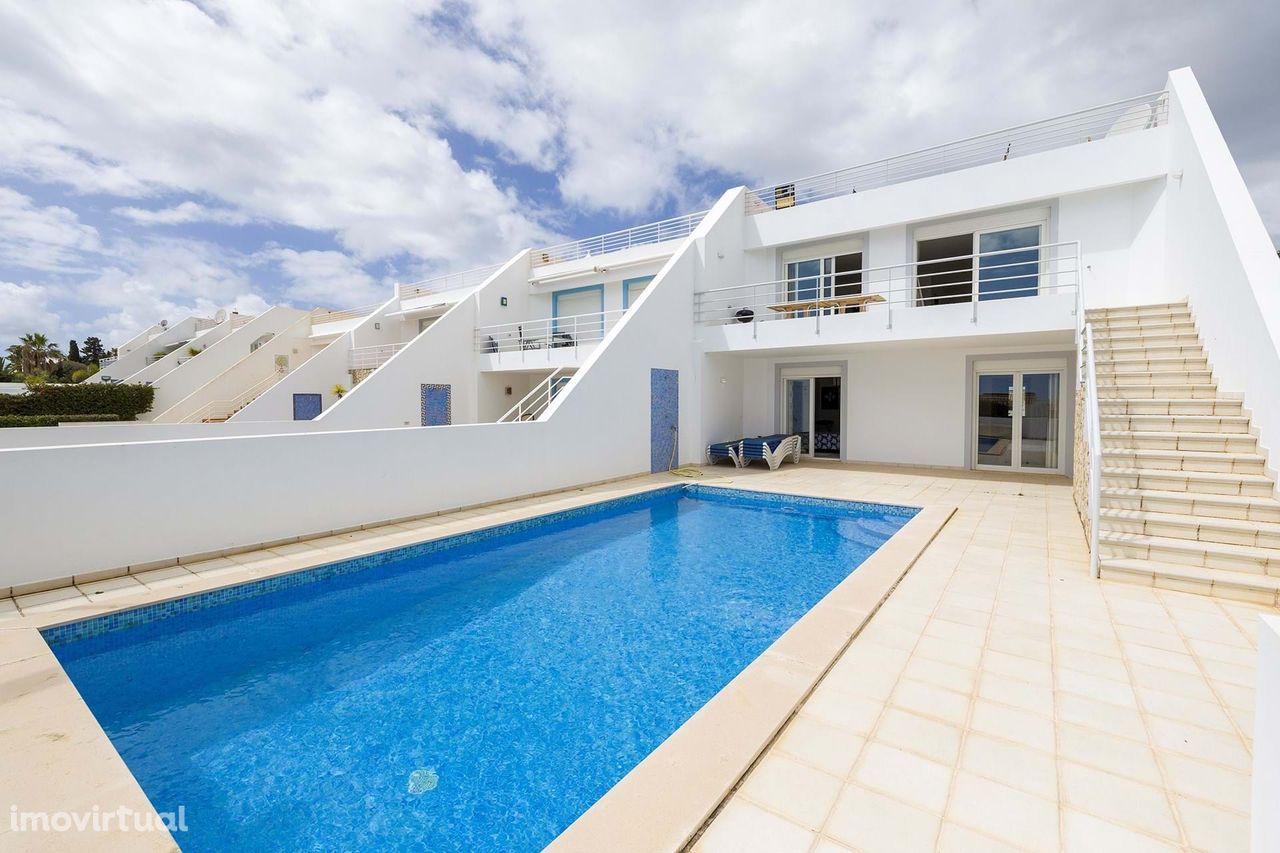 IMPRESSIONANTE MORADIA T4 COM VISTA MAR E PISCINA NA PRAIA DA LUZ