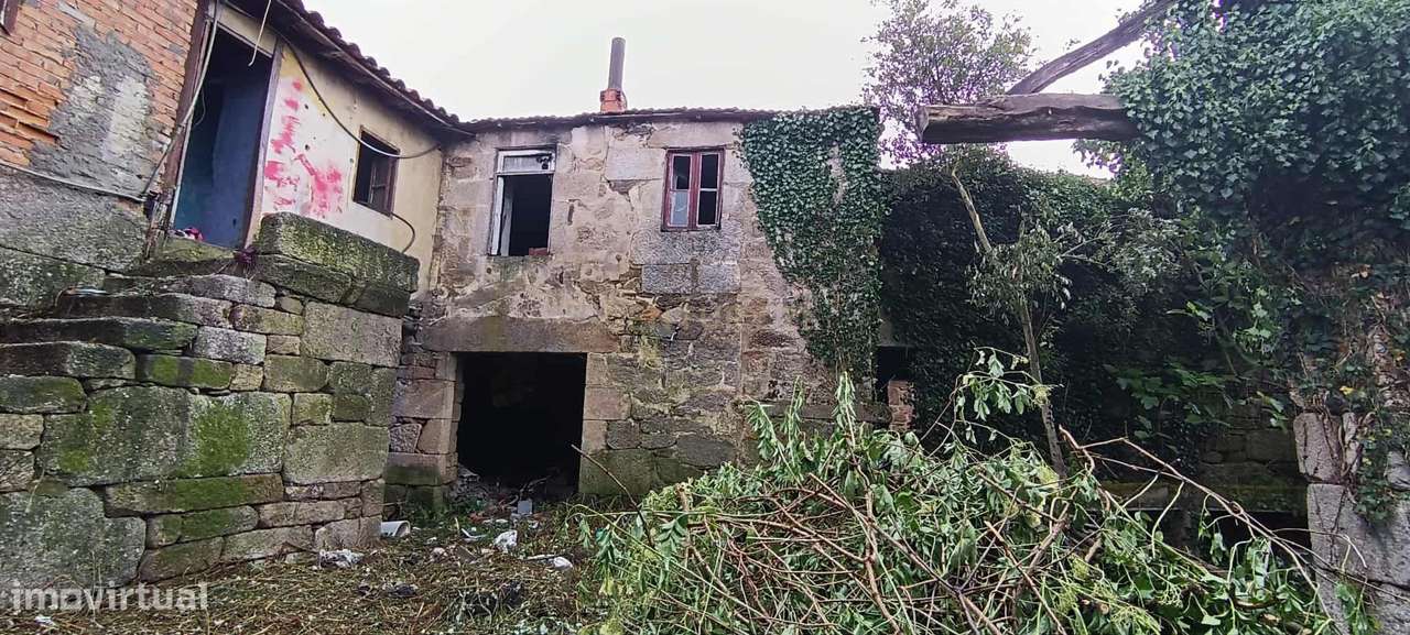 Casa antiga em pedra de granito com jardim murado - Grande imagem: 3/16