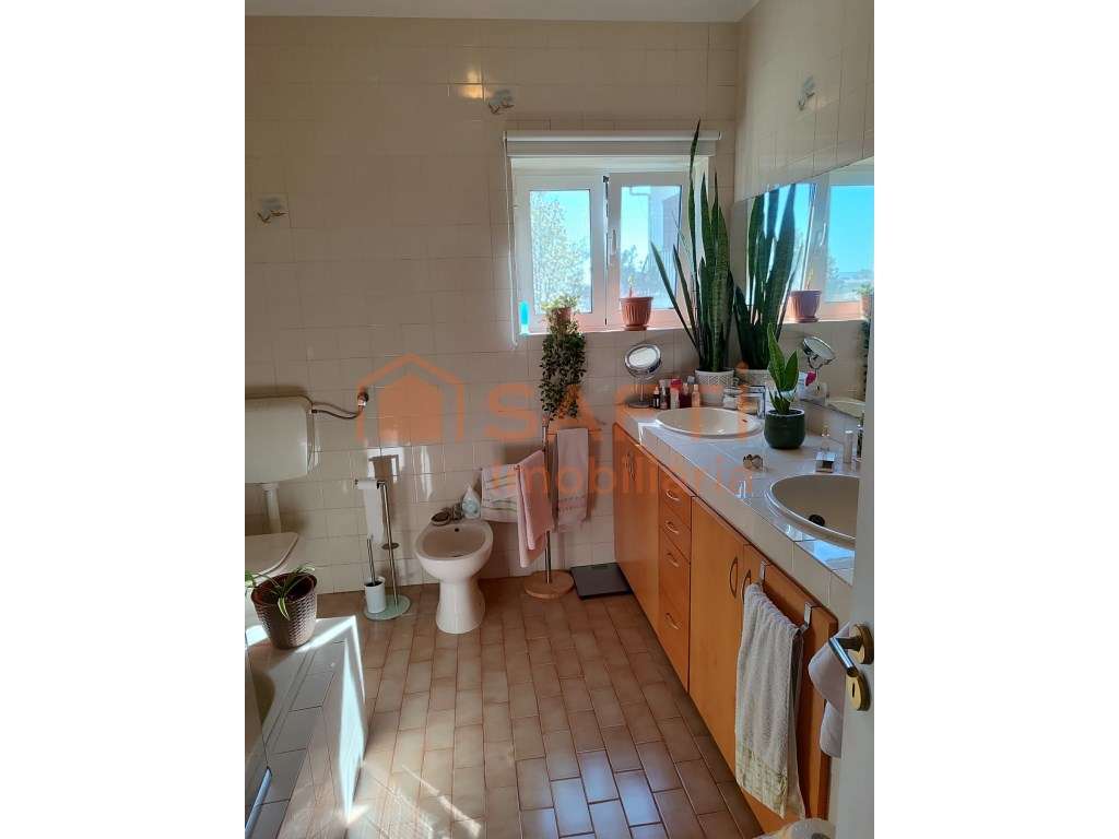 Moradia T5 com Piscina + Garagem para 3 Carros Oportunidade Imperdível-16