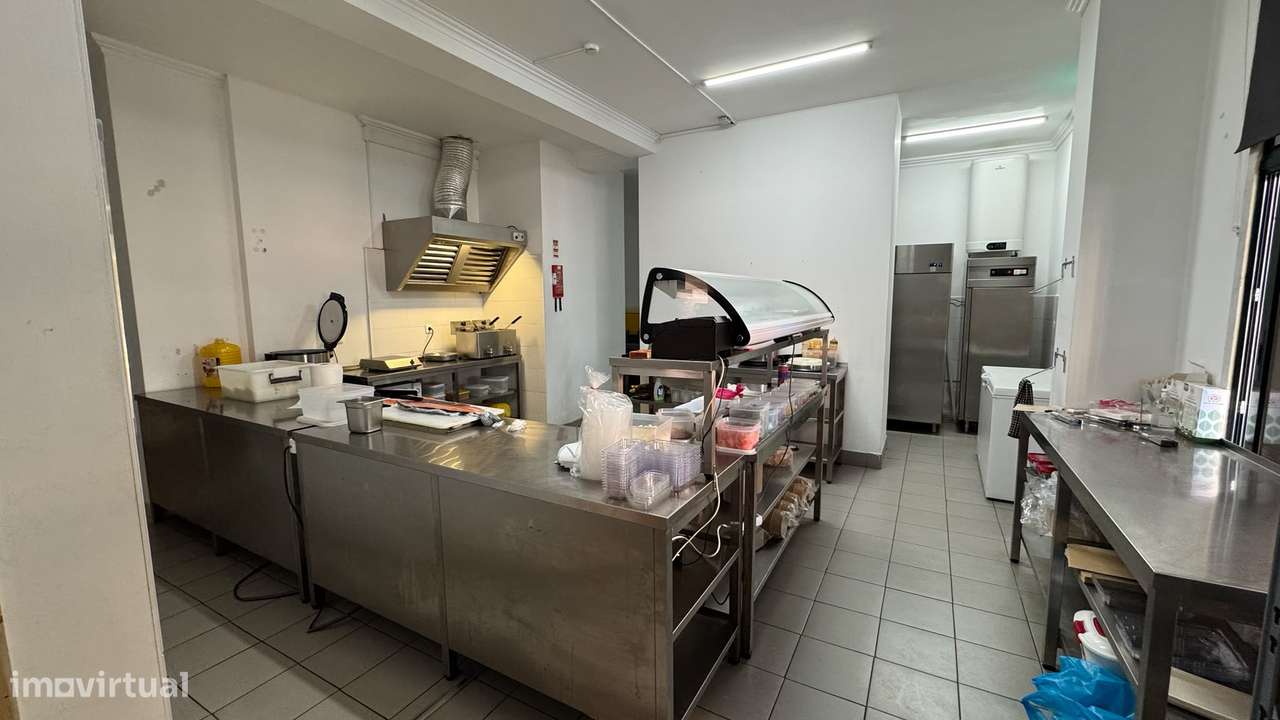 Trespasse de restaurante totalmente equipado em Massamá Norte-4