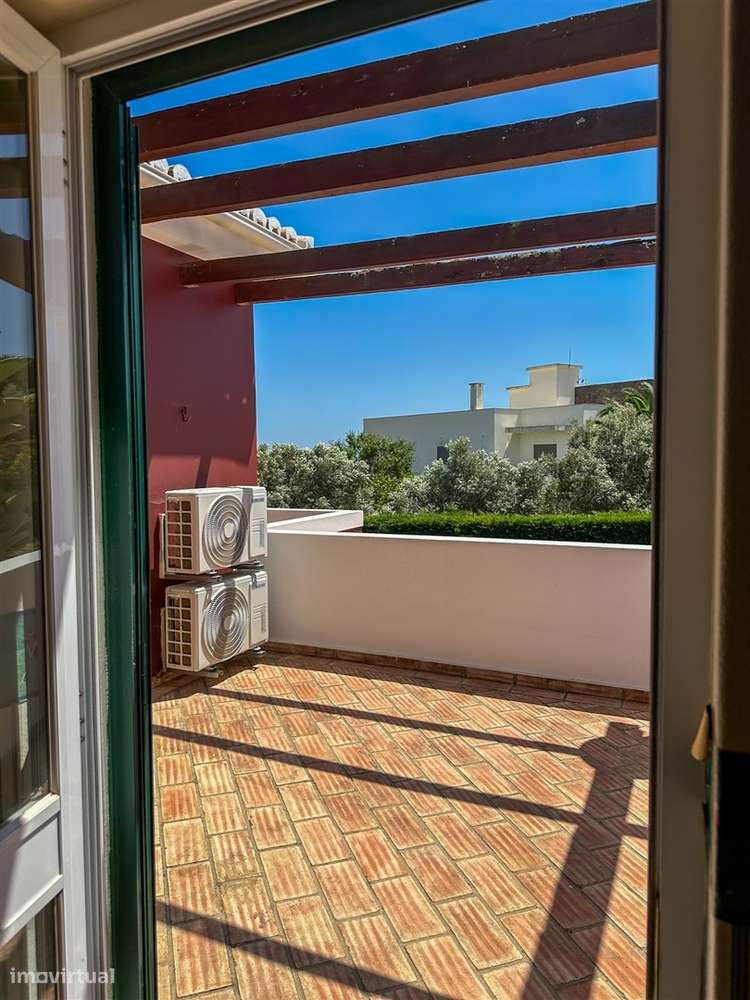 Moradia T5 com piscina e jardim a poucos metros da Praia do Alemão – A-43