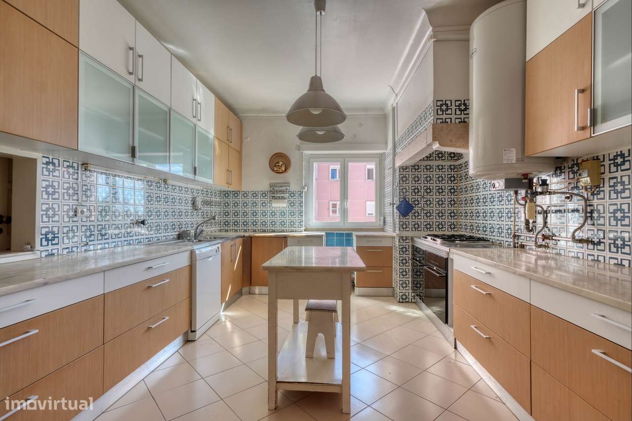 Apartamento T4 com varanda na Av. João XXI, Lisboa-4