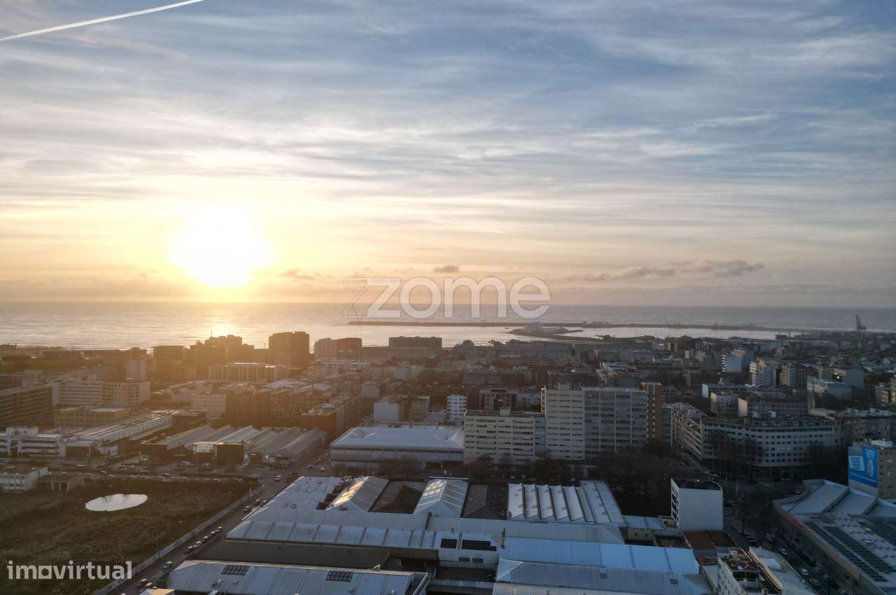 Armazém industrial, localizado em Matosinhos. - Grande imagem: 2/40