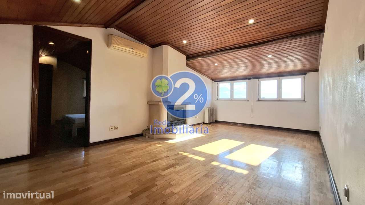 Apartamento T5 Duplex com Logradouro - Pousos-49