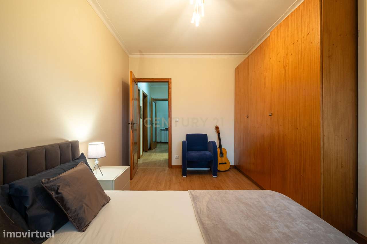 Apartamento T3 Renovado, com aquecimento central, varanda e lugar de g-17