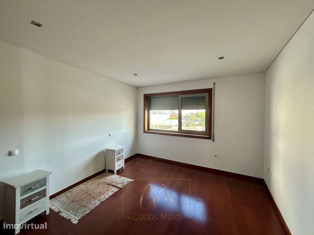 Moradia T4 com Garagem e Espaço ao Ar Livre no Coração da Cidade-23