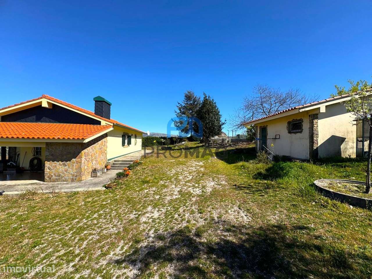 Moradia com excelente área, piscina e plena privacidade-28