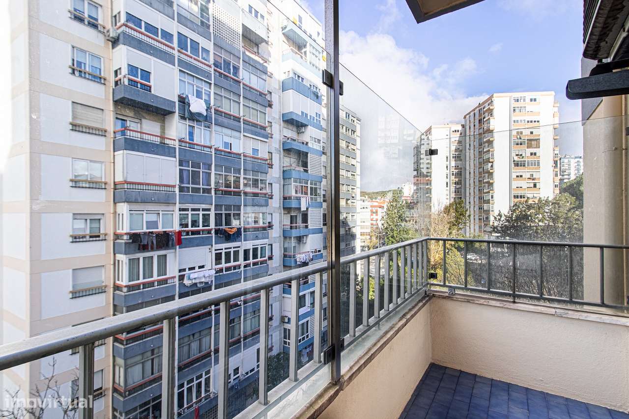 Apartamento T4 remodelado em Carnaxide-16