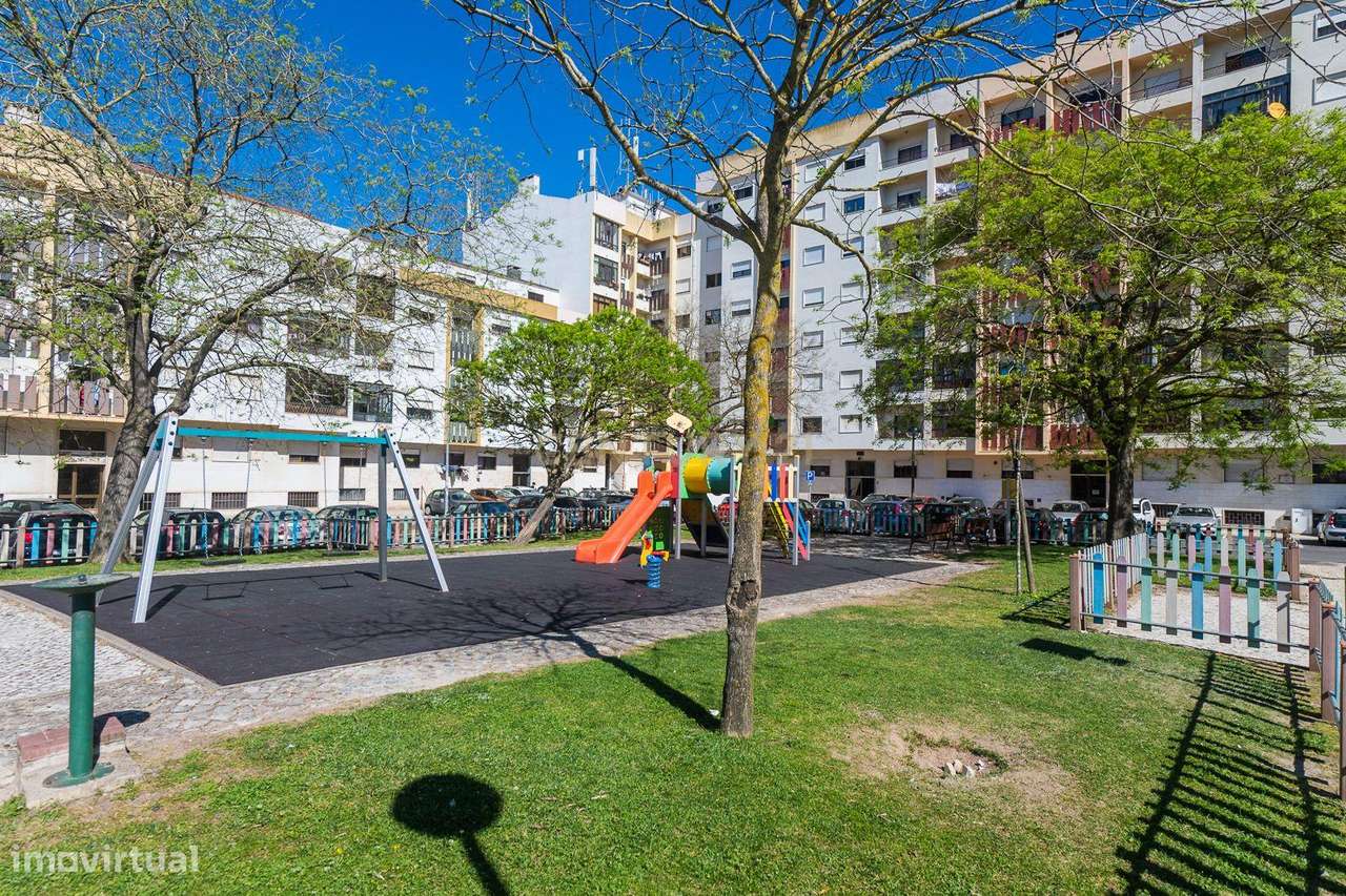 Apartamento T2 em bom estado, parcialmente remodelado-35