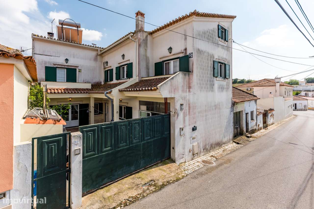 Moradia T4 | áreas generosas | espaço exterior | sótão-37